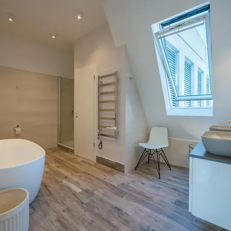 Luxury 3 Bedroom, 3 Bathroom Loft With Terrace At Opera Apartament Budapesta