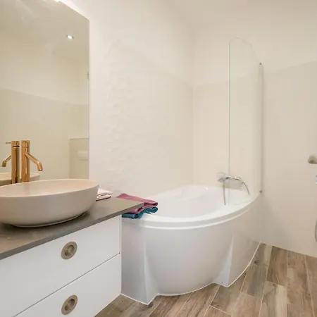 Luxury 3 Bedroom, 3 Bathroom Loft With Terrace At Opera * Budapešť
